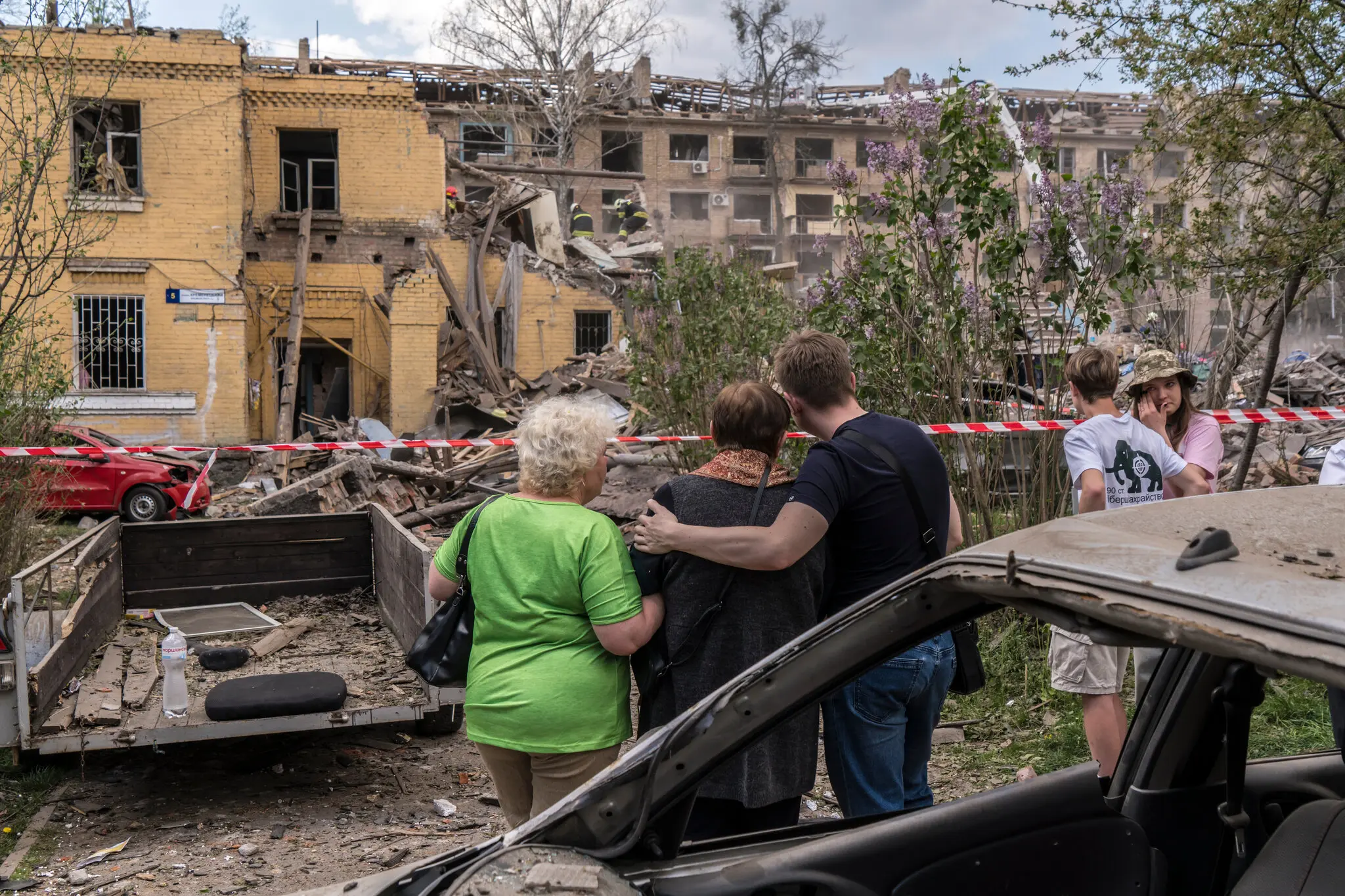 На місці російської атаки в Києві, в результаті якої в четвер загинули щонайменше 12 людей і ще 90 отримали поранення.